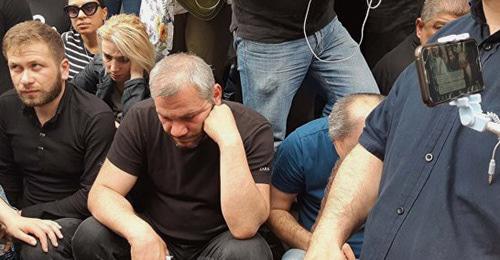 Заза Саралидзе (в центре), отец убитого в Тбилиси школьника во время акции протеста. 31 мая 2018 г. Фото © Sputnik / Shota Nozadze
https://sputnik-georgia.ru/society/20180531/240687552/Sotni-chelovek-sobralis-na-akcii-protesta-u-Glavnoj-prokuratury-Gruzii.html Заза Саралидзе (в центре), отец убитого в Тбилиси школьника во время акции протеста. 31 мая 2018 г. Фото © Sputnik / Shota Nozadze
https://sputnik-georgia.ru/society/20180531/240687552/Sotni-chelovek-sobralis-na-akcii-protesta-u-Glavnoj-prokuratury-Gruzii.html
