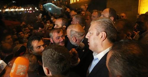Премьер-министр Грузии вышел к участникам акции протеста 31 мая 2018 год. Фото: пресс-служба премьер-министра Грузии, https://www.facebook.com/KvirikashviliOfficial Премьер-министр Грузии вышел к участникам акции протеста 31 мая 2018 год. Фото: пресс-служба премьер-министра Грузии, https://www.facebook.com/KvirikashviliOfficial