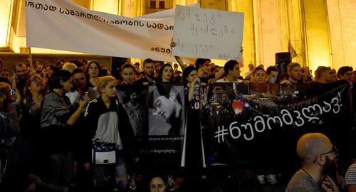 Стихийная акция протеста перед зданием парламента Грузии в Тбилиси
Фото Sputnik / Denis Aslanov
https://sputnik-georgia.ru/photo/20180601/240702757/tisyachi-lyudei-blokirovali-centr-tbilisi-foto-akcii-u-parlamenta.html Стихийная акция протеста перед зданием парламента Грузии в Тбилиси
Фото Sputnik / Denis Aslanov
https://sputnik-georgia.ru/photo/20180601/240702757/tisyachi-lyudei-blokirovali-centr-tbilisi-foto-akcii-u-parlamenta.html