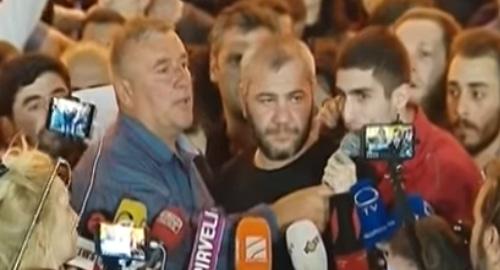 Отцы убитых школьников в окружении журналистов на акции протеста в Тбилиси 1 июня 2018 год. Слева отец Левана Дадунашвили, справа отец Зазы Саралидзе. Скриншот видео https://1tv.ge Отцы убитых школьников в окружении журналистов на акции протеста в Тбилиси 1 июня 2018 год. Слева отец Левана Дадунашвили, справа отец Зазы Саралидзе. Скриншот видео https://1tv.ge