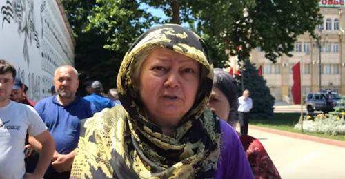 Митинг жильцов многоэтажных домов на центральной площади Махачкалы. 6 июня 2018 года. Кадр из видео "Кавказского узла" Митинг жильцов многоэтажных домов на центральной площади Махачкалы. 6 июня 2018 года. Кадр из видео "Кавказского узла"