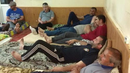 Участники голодовки водителей в Махачкале. Фото Ильяса Капиева для "Кавказского узла"
Участники голодовки водителей в Махачкале. Фото Ильяса Капиева для "Кавказского узла"