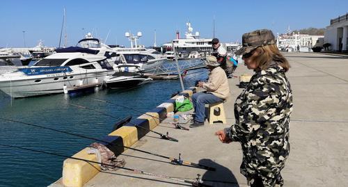 Рыбаки в морском порту Сочи. Фото Светланы Кравченко для "Кавказского узла". Рыбаки в морском порту Сочи. Фото Светланы Кравченко для "Кавказского узла".