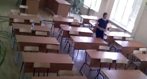 Девочка покидает аудиторию по завершению экзамена Фото: кадр видео Махачкалинские известия https://www.youtube.com/watch?v=Dv0DM7OnAmk Девочка покидает аудиторию по завершению экзамена Фото: кадр видео Махачкалинские известия https://www.youtube.com/watch?v=Dv0DM7OnAmk