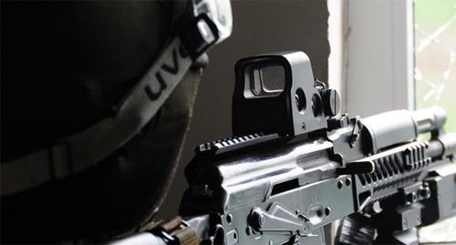 Сотрудник спецслужб во время КТО. Фото http://nac.gov.ru/kontrterroristicheskie-operacii/v-cumadinskom-rayone-dagestana-neytralizovan.html Сотрудник спецслужб во время КТО. Фото http://nac.gov.ru/kontrterroristicheskie-operacii/v-cumadinskom-rayone-dagestana-neytralizovan.html