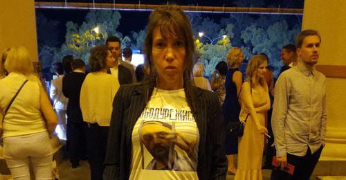 Мария Безрук в футболке с портретом Кирилла Серебренникова во время фестиваля "Кинотавр". Сочи, 2 июня 2018 г. Фото: Денис Коловский для "Кавказского узла" Мария Безрук в футболке с портретом Кирилла Серебренникова во время фестиваля "Кинотавр". Сочи, 2 июня 2018 г. Фото: Денис Коловский для "Кавказского узла"