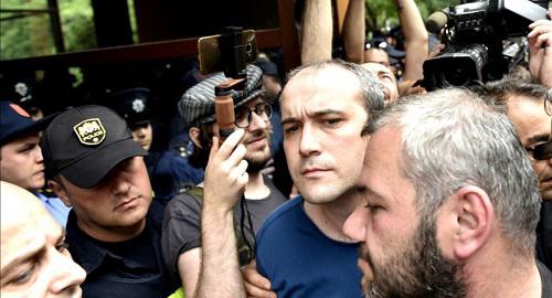 Звиад Куправа и Заза Саралидзе на акции протеста. Фото Mzia Saganelidze (RFE/RL) Звиад Куправа и Заза Саралидзе на акции протеста. Фото Mzia Saganelidze (RFE/RL)