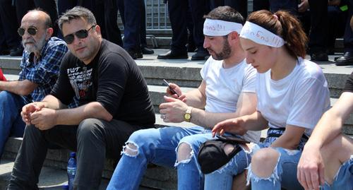 Участники акции в Тбилиси. Надпись на повязке: "Не боюсь!!!" Фото Инны Кукуджановой для "Кавказского узла" Участники акции в Тбилиси. Надпись на повязке: "Не боюсь!!!" Фото Инны Кукуджановой для "Кавказского узла"