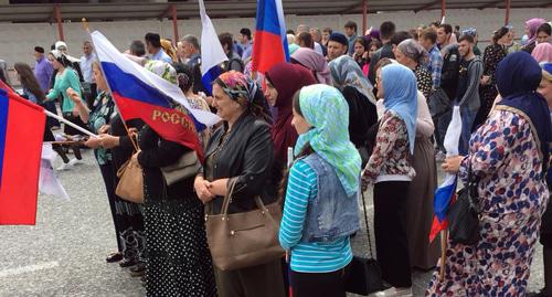 Участники митинга по случаю Дня России в Грозном перед началом акции. Фото корреспондента "Кавказского узла" Участники митинга по случаю Дня России в Грозном перед началом акции. Фото корреспондента "Кавказского узла"