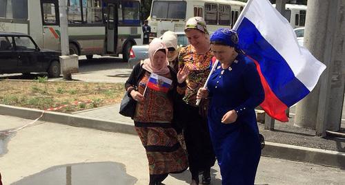 Участники митинга по случаю Дня России в Грозном перед началом акции. Фото корреспондента "Кавказского узла" Участники митинга по случаю Дня России в Грозном перед началом акции. Фото корреспондента "Кавказского узла"