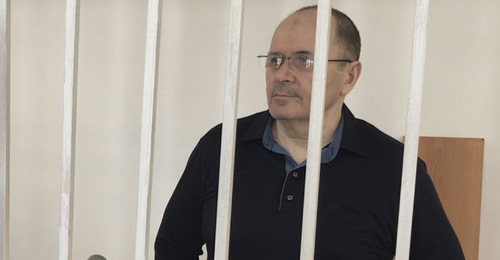 Оюб Титиев в зале суда. Фото: пресс-служба ПЦ "Мемориал" Оюб Титиев в зале суда. Фото: пресс-служба ПЦ "Мемориал"