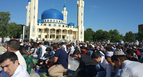 Намаз под открытым небом в Майкопе. 15 июня 2018 года. Фото предоставлено "Кавказскому узлу" Эльдаром Чеужем. Намаз под открытым небом в Майкопе. 15 июня 2018 года. Фото предоставлено "Кавказскому узлу" Эльдаром Чеужем.