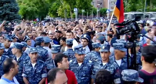 Полицейские стоят между сторонниками и противниками мэра Эчмиадзина 16 июня 2018. Кадр видео канала 1in.am LIVE https://www.youtube.com/watch?v=9zDLxMu3Wlg Полицейские стоят между сторонниками и противниками мэра Эчмиадзина 16 июня 2018. Кадр видео канала 1in.am LIVE https://www.youtube.com/watch?v=9zDLxMu3Wlg