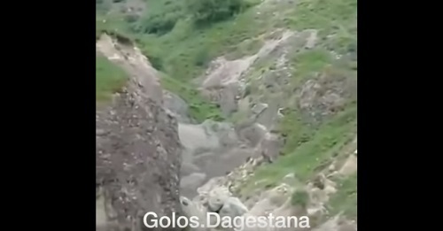 Сход селя в Докузпаринском районе Дагестана. Кадр из видео https://www.youtube.com/watch?v=C9eyP_8uzQ4 Сход селя в Докузпаринском районе Дагестана. Кадр из видео https://www.youtube.com/watch?v=C9eyP_8uzQ4