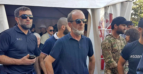 Малхаз Мачаликашвили (в центре), отец убитого в Панкисском ущелье. Фото © Sputnik / STRINGER https://sputnik-georgia.ru/society/20180613/240841893/Zhitel-Pankisi-pytalsja-podorvat-sebja-u-zdanija-SGB.html Малхаз Мачаликашвили (в центре), отец убитого в Панкисском ущелье. Фото © Sputnik / STRINGER https://sputnik-georgia.ru/society/20180613/240841893/Zhitel-Pankisi-pytalsja-podorvat-sebja-u-zdanija-SGB.html