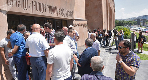 Демонстранты у здания мэрии Фото Sputnik / Aram Nersesyan
https://ru.armeniasputnik.am/politics/20180625/12865324/taron-markaryan-dolzhen-ujti---chem-zavershilas-akciya-protiv-mehra-erevana.html Демонстранты у здания мэрии Фото Sputnik / Aram Nersesyan
https://ru.armeniasputnik.am/politics/20180625/12865324/taron-markaryan-dolzhen-ujti---chem-zavershilas-akciya-protiv-mehra-erevana.html