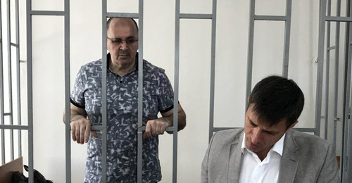 Оюб Титиев и адвокат Петр Заикин в суде. Фото: пресс-служба ПЦ "Мемориал" Оюб Титиев и адвокат Петр Заикин в суде. Фото: пресс-служба ПЦ "Мемориал"
