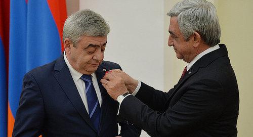 Президент Армении Серж Саргсян награждает своего брата Левона Саргсяна. Фото пресс-службы президента Армении. http://www.president.am Президент Армении Серж Саргсян награждает своего брата Левона Саргсяна. Фото пресс-службы президента Армении. http://www.president.am