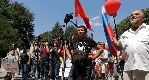 Кадр видео "Итоговая резолюция митинга 1 июля в Краснодаре" пользователя Антона Смертина на YouTube. Кадр видео "Итоговая резолюция митинга 1 июля в Краснодаре" пользователя Антона Смертина на YouTube.