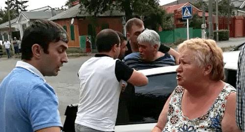 Неизвестные заталкивают адвоката Кущетерова в машину. Кадр видео, предоставленного "Кавказскому узлу" Анжелой Урусовой. Неизвестные заталкивают адвоката Кущетерова в машину. Кадр видео, предоставленного "Кавказскому узлу" Анжелой Урусовой.