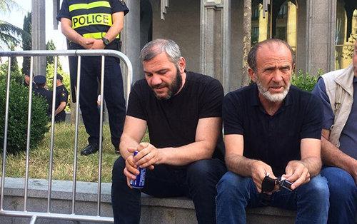 Заза Саралидзе (слева). Фото: Sputnik / Stringer
https://sputnik-georgia.ru/incidents/20180703/241083803/Otec-ubitogo-v-Tbilisi-shkolnika-Zaza-Saralidze-vremenno-prekratil-zabastovku.html Заза Саралидзе (слева). Фото: Sputnik / Stringer
https://sputnik-georgia.ru/incidents/20180703/241083803/Otec-ubitogo-v-Tbilisi-shkolnika-Zaza-Saralidze-vremenno-prekratil-zabastovku.html