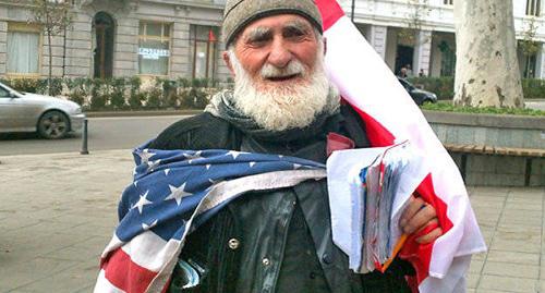 Один из участников Флешмоба в поддержку вступления Грузии в НАТО. Фото Ники Багратиони для "Кавказского узла" Один из участников Флешмоба в поддержку вступления Грузии в НАТО. Фото Ники Багратиони для "Кавказского узла"