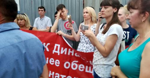 Дольщиков ЖК "династия" оцепила полиция. Волгоград, 6 июля 2018 г. Фото Татьяны Филимоновой для "Кавказского узла" Дольщиков ЖК "династия" оцепила полиция. Волгоград, 6 июля 2018 г. Фото Татьяны Филимоновой для "Кавказского узла"