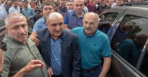 Самвел Бабаян (в центре) в окружении сторонников после выхода на свободу. 15 июня 2018 года. Фото: © Sputnik / Aram Nersesyan Самвел Бабаян (в центре) в окружении сторонников после выхода на свободу. 15 июня 2018 года. Фото: © Sputnik / Aram Nersesyan