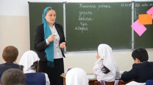Урок одной из школ Чечни. Скриншот с видео https://www.instagram.com/p/BcAEnk1FFsq/?taken-by=ibaykhanov Урок одной из школ Чечни. Скриншот с видео https://www.instagram.com/p/BcAEnk1FFsq/?taken-by=ibaykhanov