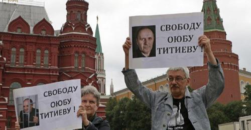 Светлана Ганнушкина и Олег Орлов во время одиночных пикетов на Манежной площади. 9 июля 2018 г. Фото: Пресс-служба ПЦ "Мемориал" Светлана Ганнушкина и Олег Орлов во время одиночных пикетов на Манежной площади. 9 июля 2018 г. Фото: Пресс-служба ПЦ "Мемориал"