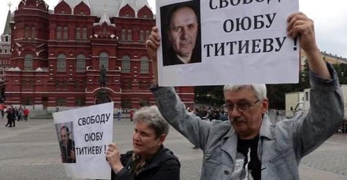 Пикет Олега Орлова и Светланы Ганнушкиной. Москва, 9 июля 2018 г. Кадр из видео пользователя ПЦ "Мемориал" https://www.youtube.com/watch?reload=9&v=NcP0AEQOyJ0
Пикет Олега Орлова и Светланы Ганнушкиной. Москва, 9 июля 2018 г. Кадр из видео пользователя ПЦ "Мемориал" https://www.youtube.com/watch?reload=9&v=NcP0AEQOyJ0