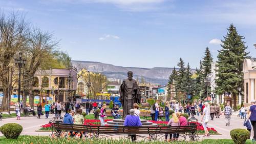 Кисловодск, курортный бульвар
Фото: Елена СМИРНОВА, http://www.stapravda.ru/20180424/grozyat_li_shtrafy_otdyhayuschim_zabyvshim_zaplatit_kurortnyy_sb_119838.html Кисловодск, курортный бульвар
Фото: Елена СМИРНОВА, http://www.stapravda.ru/20180424/grozyat_li_shtrafy_otdyhayuschim_zabyvshim_zaplatit_kurortnyy_sb_119838.html