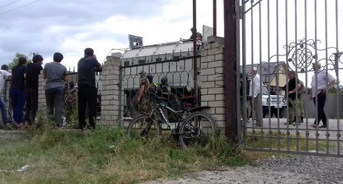 Прихожане в селе Теречное Хасавюртовского района во время принудительной постановке на профучет Фото Магомеда Разакова для "Кавказского узла" Прихожане в селе Теречное Хасавюртовского района во время принудительной постановке на профучет Фото Магомеда Разакова для "Кавказского узла"