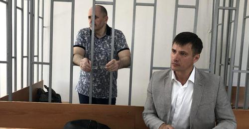 Оюб Титиев и его адвокат Петр Заикин (справа) в зале суда. Фото: Пресс-служба ПЦ "Мемориал" Оюб Титиев и его адвокат Петр Заикин (справа) в зале суда. Фото: Пресс-служба ПЦ "Мемориал"