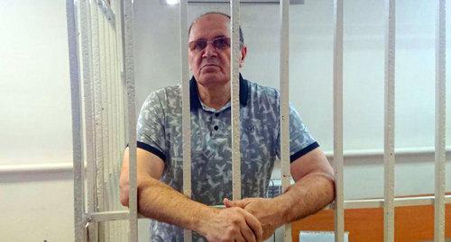Оюб Титиев в зале суда. Фото предоставлено ПЦ "Мемориал" Оюб Титиев в зале суда. Фото предоставлено ПЦ "Мемориал"