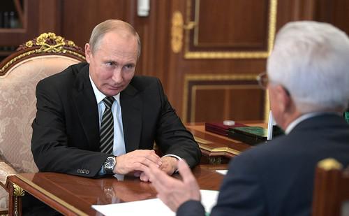 Встреча В. Путина с временно исполняющим обязанности главы Республики Дагестан Владимиром Васильевым. Фото http://kremlin.ru/events/president/news/57975 Встреча В. Путина с временно исполняющим обязанности главы Республики Дагестан Владимиром Васильевым. Фото http://kremlin.ru/events/president/news/57975