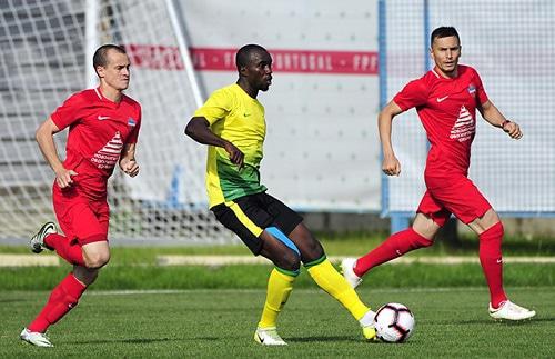 Мохаммед Рабиу (в центре). Фото http://www.fc-anji.ru/news/ru/club_news/mohammed_rabiu_podpisal_kontrakt_s_anji210718/ Мохаммед Рабиу (в центре). Фото http://www.fc-anji.ru/news/ru/club_news/mohammed_rabiu_podpisal_kontrakt_s_anji210718/