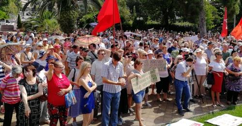 Участники митинга в Сочи, организованного "Яблоком", "Левым фронтом" и общественной организацией рыбаков. 28 июля 2018 года. Фото Светланы Кравченко для "Кавказского узла". Участники митинга в Сочи, организованного "Яблоком", "Левым фронтом" и общественной организацией рыбаков. 28 июля 2018 года. Фото Светланы Кравченко для "Кавказского узла".