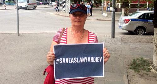 Флешмоб в поддержку Аслана Яндиева в центре Волгогргада. Фото Татьяны Филимоновой для "Кавказского узла". Флешмоб в поддержку Аслана Яндиева в центре Волгогргада. Фото Татьяны Филимоновой для "Кавказского узла".