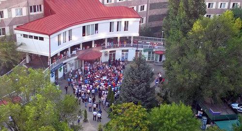 Акция протеста в защиту главрача ереванского медцентра © Sputnik / Stringer https://ru.armeniasputnik.am/politics/20180727/13507614/mediki-iz-centra-grigorij-prosvetitel-trebuyut-ne-trogat-svoego-direktora.html Акция протеста в защиту главрача ереванского медцентра © Sputnik / Stringer https://ru.armeniasputnik.am/politics/20180727/13507614/mediki-iz-centra-grigorij-prosvetitel-trebuyut-ne-trogat-svoego-direktora.html