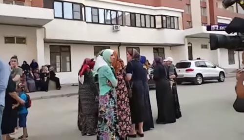Родственники пропавшей девочки у ее дома. Скриншот с видео https://www.youtube.com/watch?v=zbVL6ng64uk Родственники пропавшей девочки у ее дома. Скриншот с видео https://www.youtube.com/watch?v=zbVL6ng64uk