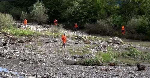 Поиски девочки в Сочи. Скриншот видео https://www.youtube.com/watch?v=dA_zmp01Bq8 Поиски девочки в Сочи. Скриншот видео https://www.youtube.com/watch?v=dA_zmp01Bq8