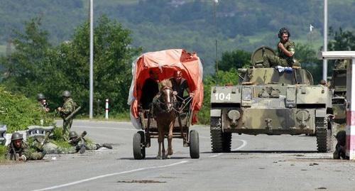 Российские солдаты контролируют мост на реке Ингури 19 августа 2008 года. Фото REUTERS / Umit Bektas (Грузия) Российские солдаты контролируют мост на реке Ингури 19 августа 2008 года. Фото REUTERS / Umit Bektas (Грузия)
