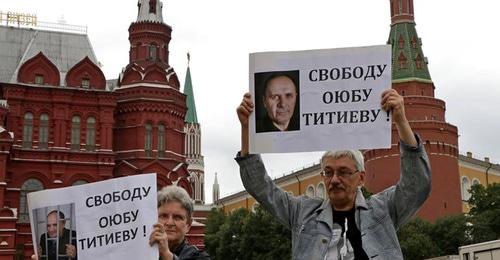Светлана Ганнушкина и Олег Орлов во время пикета на Манежной площади в Москве. 9 июля 2018 г. Фото: Пресс-служба ПЦ "Мемориал" Светлана Ганнушкина и Олег Орлов во время пикета на Манежной площади в Москве. 9 июля 2018 г. Фото: Пресс-служба ПЦ "Мемориал"