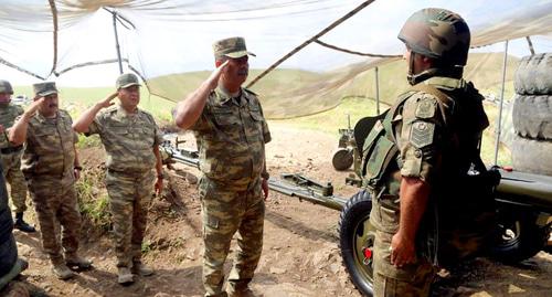 Доклад старшему офицеру в азербайджанской армии. Фото https://mod.gov.az/ru/foto-arhiv-045/?&pagen=1 Доклад старшему офицеру в азербайджанской армии. Фото https://mod.gov.az/ru/foto-arhiv-045/?&pagen=1