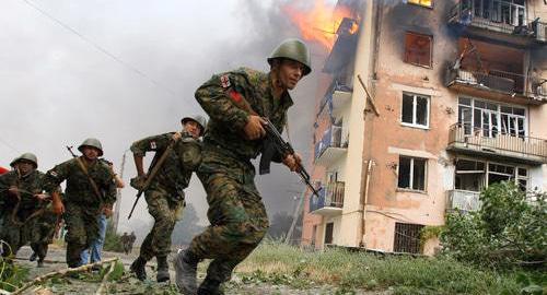 Грузинские солдаты в Гори после российской бомбардировки жилого квартала. 9 августа 2008 года. REUTERS / Глеб Гаранич Грузинские солдаты в Гори после российской бомбардировки жилого квартала. 9 августа 2008 года. REUTERS / Глеб Гаранич