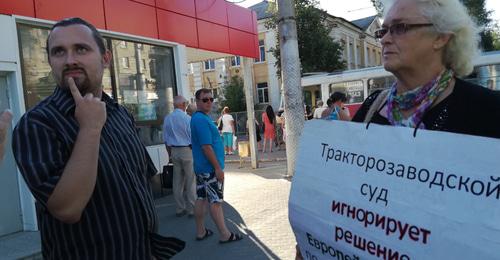 Людмила Степаненко в одиночном пикете в защиту наркополицейских. Волгоград, 9 августа 2018 г. Фото Татьяны Филимоновой для "Кавказского узла" Людмила Степаненко в одиночном пикете в защиту наркополицейских. Волгоград, 9 августа 2018 г. Фото Татьяны Филимоновой для "Кавказского узла"