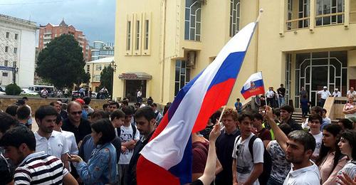 Участники антикоррупционной акции в Махачкале. 12 июня 2017 года, Махачкала. Фото Мурада Мурадова для "Кавказского узла".
Участники антикоррупционной акции в Махачкале. 12 июня 2017 года, Махачкала. Фото Мурада Мурадова для "Кавказского узла".
