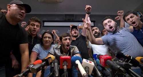Ситуация в пресс-центре отеля "Эребуни плаза". Фото Sputnik / Asatur Yesayants https://ru.armeniasputnik.am/incidents/20180814/13848590/uchastniki-akcii-protesta-vorvalis-v-zdanie-gde-prohodit-press-konferenciya-kocharyana.html Ситуация в пресс-центре отеля "Эребуни плаза". Фото Sputnik / Asatur Yesayants https://ru.armeniasputnik.am/incidents/20180814/13848590/uchastniki-akcii-protesta-vorvalis-v-zdanie-gde-prohodit-press-konferenciya-kocharyana.html