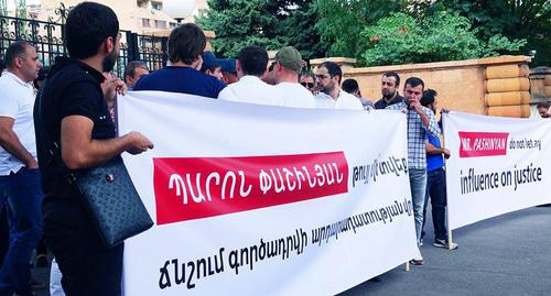 Акция у резиденции премьер-министра Армении. Ереван, 14 августа 2018 года. Фото: группа "Free Robert Kocharyan" в Factbook, https://www.facebook.com/freepresidentkocharyan/ Акция у резиденции премьер-министра Армении. Ереван, 14 августа 2018 года. Фото: группа "Free Robert Kocharyan" в Factbook, https://www.facebook.com/freepresidentkocharyan/